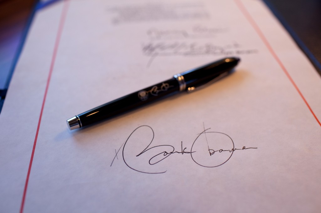 Barack_Obama_signature_and_pen
